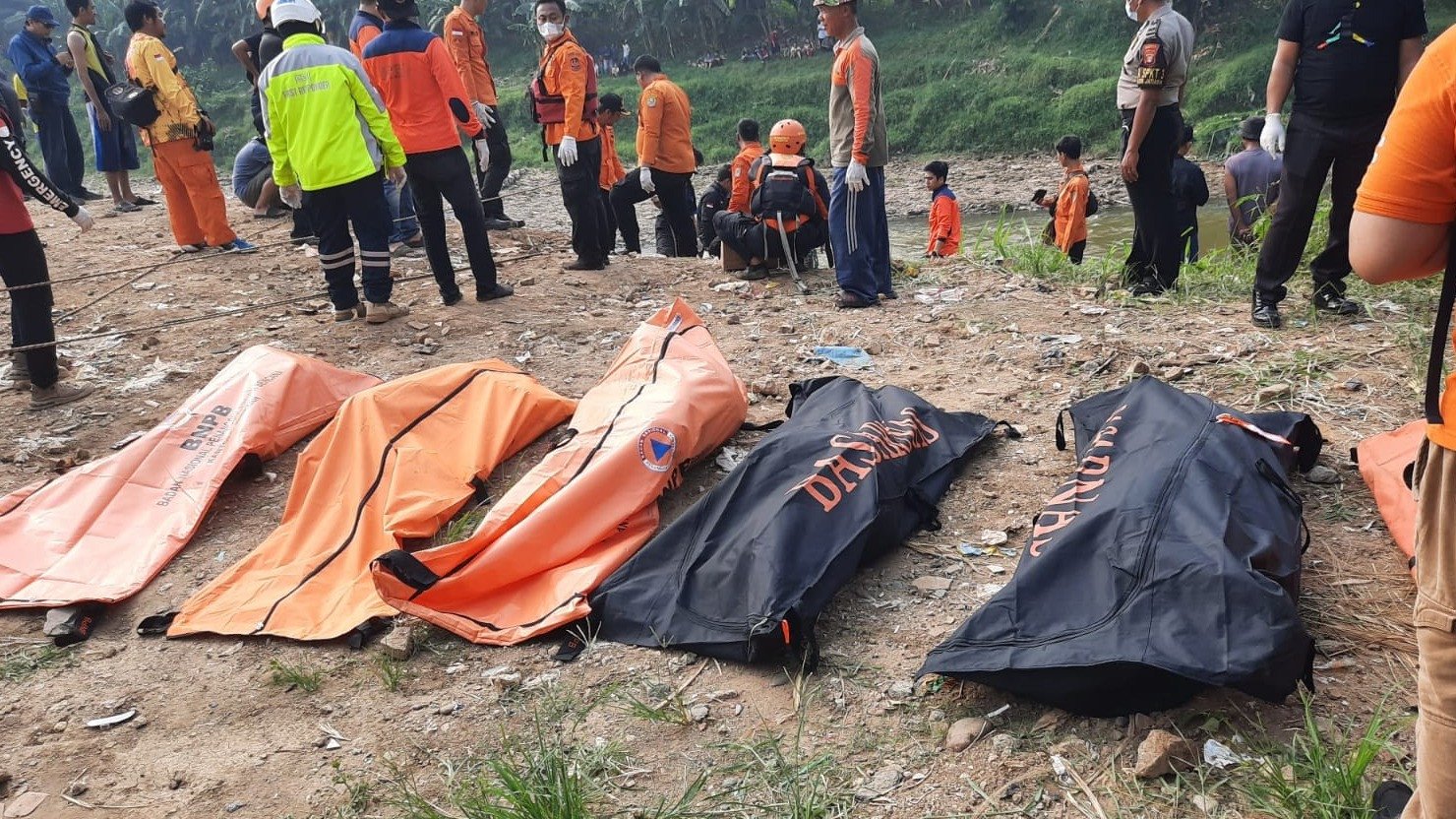 Tujuh mayat ditemukan bergelimpangan di aliran kali bekasi, Perumahan Pondok Gede Permai, Jatiasih, Kota Bekasi, Minggu (22/9) pagi.