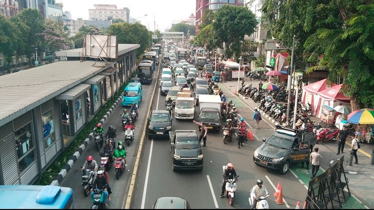 Arus Lalu Lintas di Depan Kantor KPU Jakarta, Jalan Salemba Raya, Jakarta Pusat pada Senin (23/9/2024)