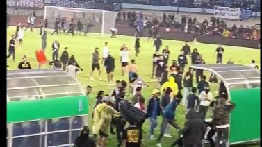 Kerusuhan di Stadion Si Jalak Harupat usai Laga Persib Bandung Vs Persija Jakarta