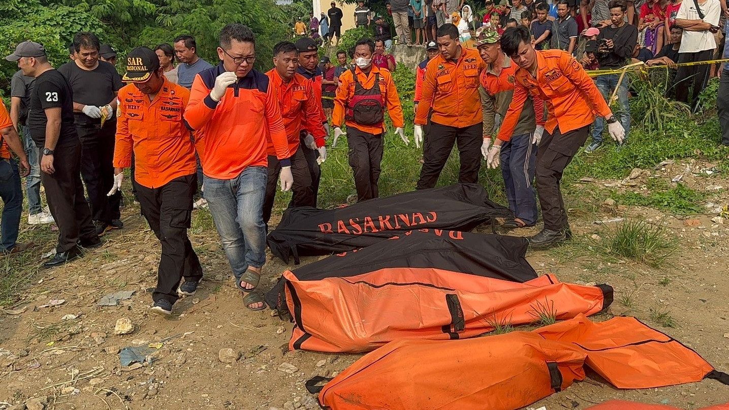 Tujuh mayat ditemukan bergelimpangan di aliran Kali Bekasi, Perumahan Pondok Gede Permai, Jatiasih, Kota Bekasi, Minggu (22/9) pagi.