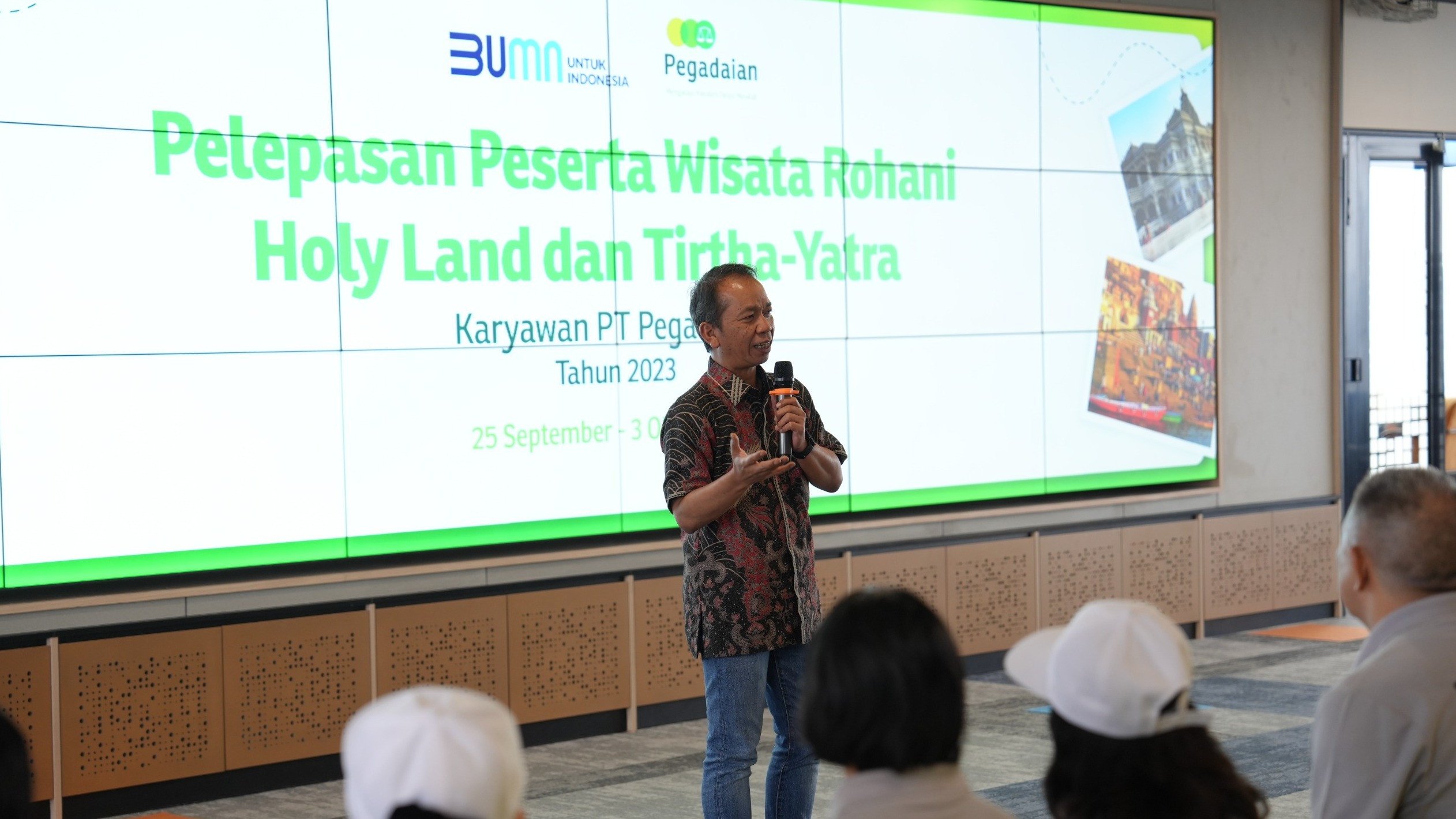 Pegadaian berangkatkan karyawan terbaik untuk wisata religi sebagai bentuk apresiasi perusahaan.