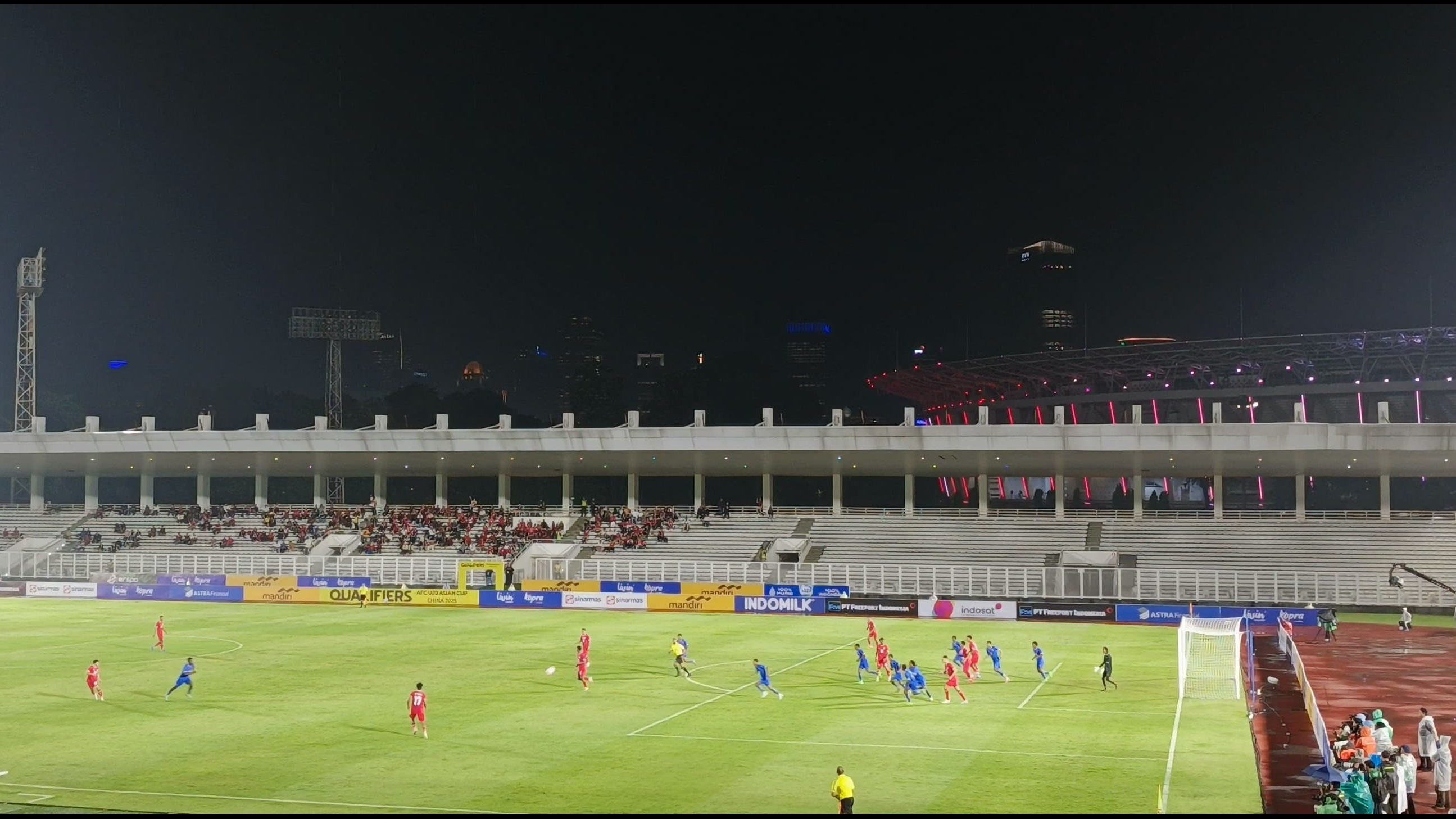 Diguyur Hujan Deras Sejak Sore, Laga Pembuka Timnas Indonesia U-20 di Kualifikasi Piala Asia U-20 2025 Sepi Penonton