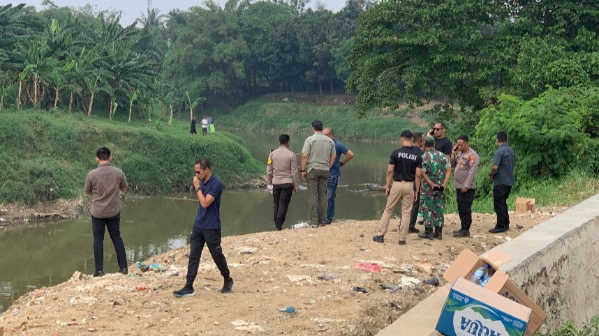 Lokasi tujuh mayat remaja ditemukan bergelimpangan di aliran kali bekasi, Perumahan Pondok Gede Permai, Jatiasih, Kota Bekasi, Minggu (22/9) pagi.