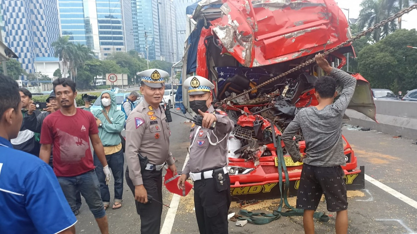 Kecelakaan lalu lintas antara dua truk bermuatan terjadi di Jalan Tol Dalam Kota Layang Kuningan Arah Cawang pada Kamis (26/9) pukul 01.00 WIB.