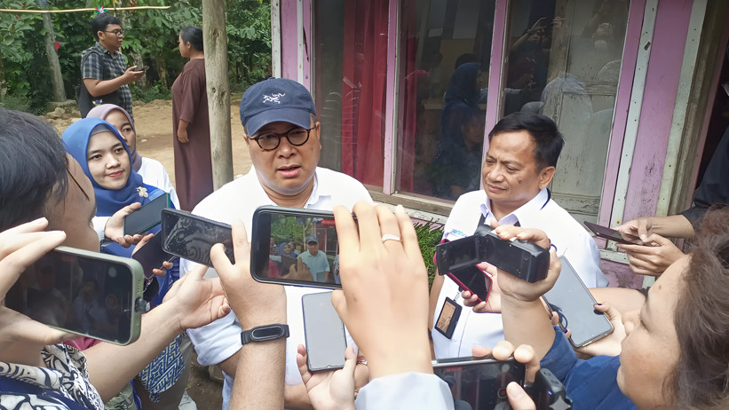 Direktur Utama PT PNM Arief Mulyadi (kanan) dan Staf Khusus (Stafsus) Presiden Bidang Ekonomi RI Arif Budimanta saat monitoring program pengentasan kemiskinan ekstrem di Banyuwangi, Jawa Timur, (27/9/2024).