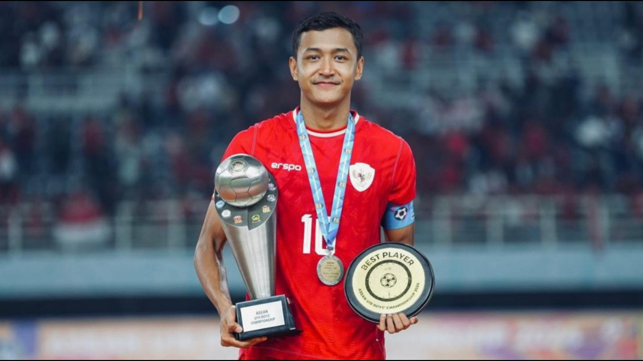 Kapten Timnas Indonesia U-20, Dony Tri Pamungkas memegang Piala AFF saat perkuat U-19