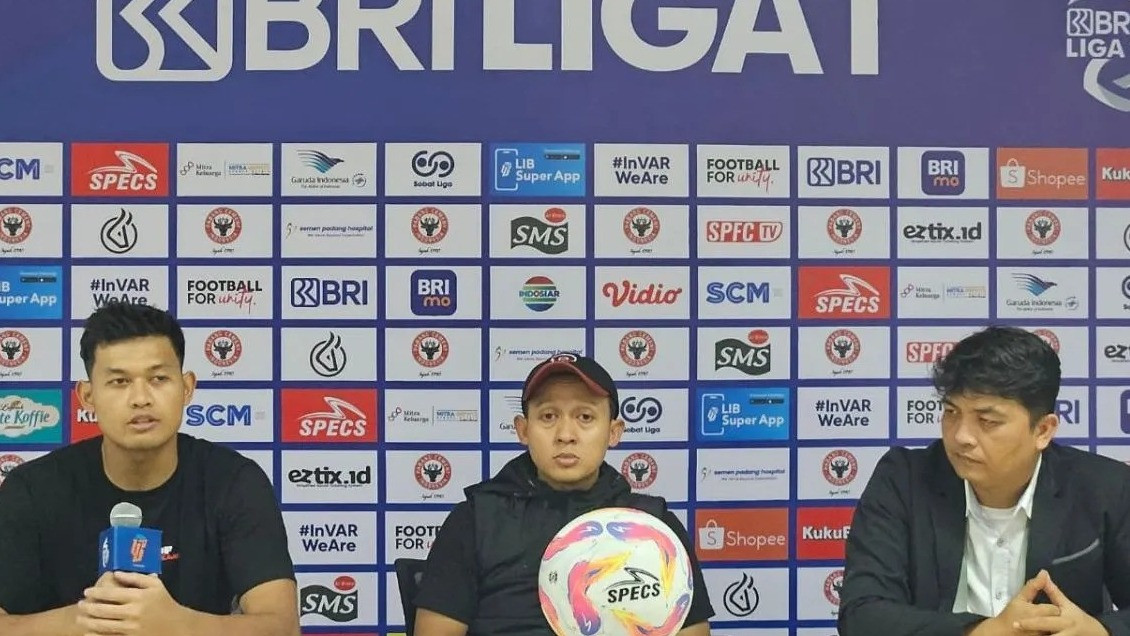 Pelatih sementara Persis Solo Yogie Nugraha (tengah)