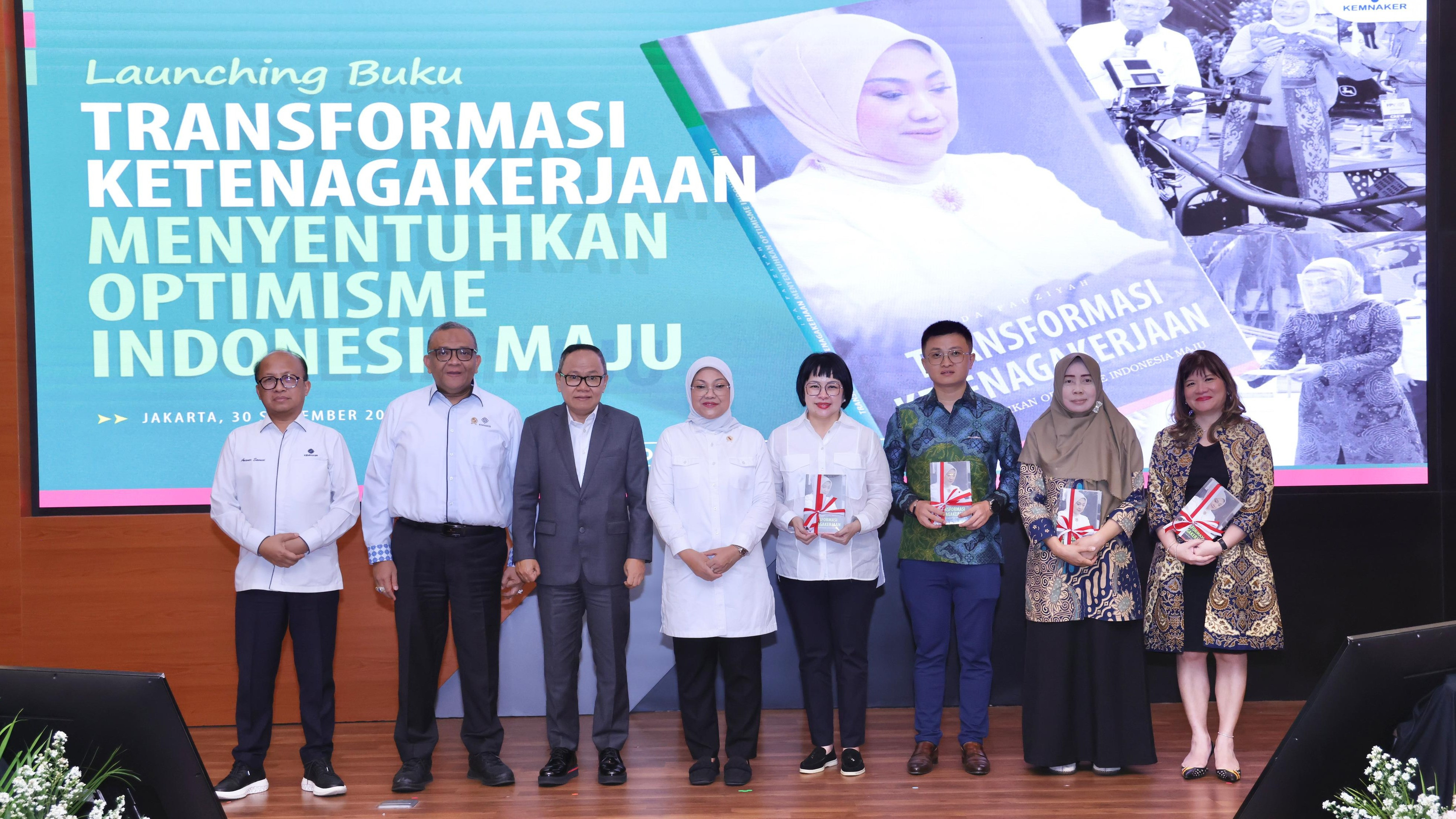 Menaker Ida Fauziyah meluncurkan buku Transformasi Ketenagakerjaan Menyentuhkan Optimisme Indonesia Maju, jelang mengkahiri masa jabatannya, Senin (30/9/2024).