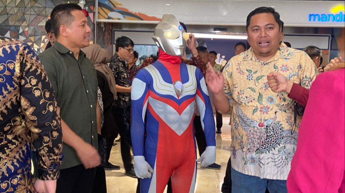 Jamaludin Malik pakai kostum ultraman ke acara pelantikan anggota DPR/MPR/DPD di Kompleks Parlemen, Jakarta Pusat, Selasa (1/10/2024).