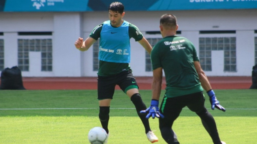 Mantan pemain Timnas Indonesia, Esteban Vizcarra sedang latihan saat berseragam Garuda