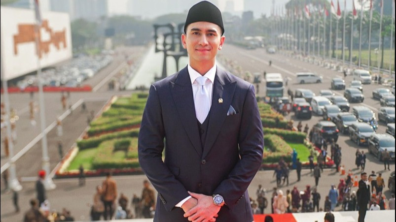 Bukan Fuji Orangnya? 5 Tahun Lalu Ciri Jodoh Verrell Bramasta Diramal Ahli Tarot Ini, Katanya Cewek yang...
            - galeri foto