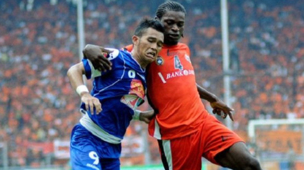 Mantan bek asing Persija Jakarta, Abanda Herman (kanan)