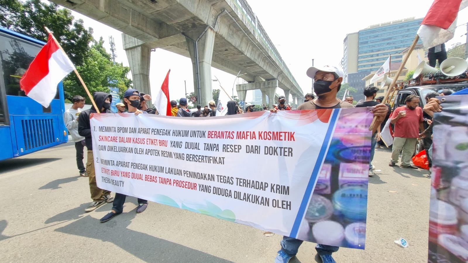 Aksi unjuk rasa di Mabes Polri tuntut penyelidikan zat kimia berbahaya etiket biru