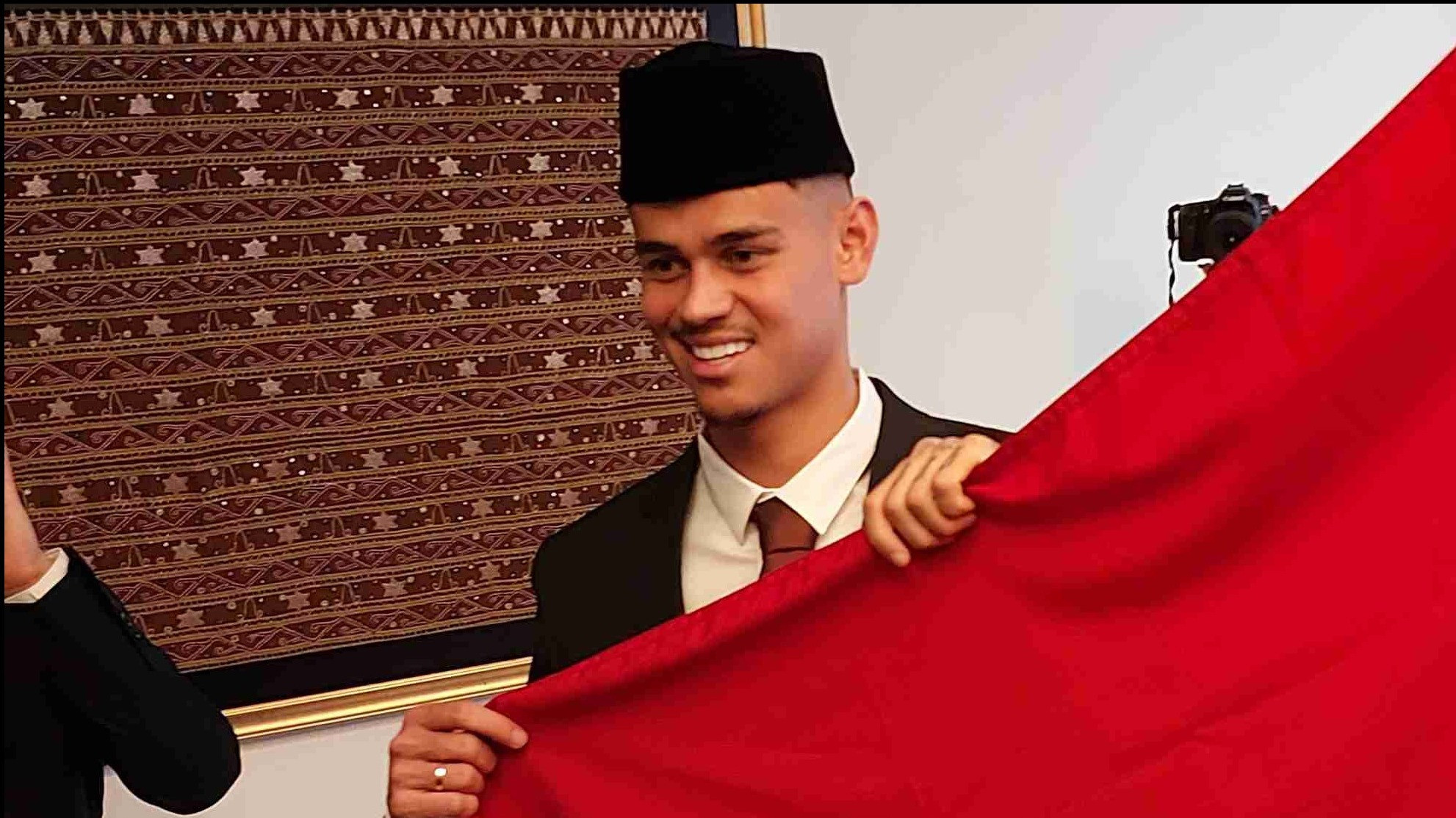 Bek baru Timnas Indonesia, Mees Hilgers saat menjalani proses sumpah WNI