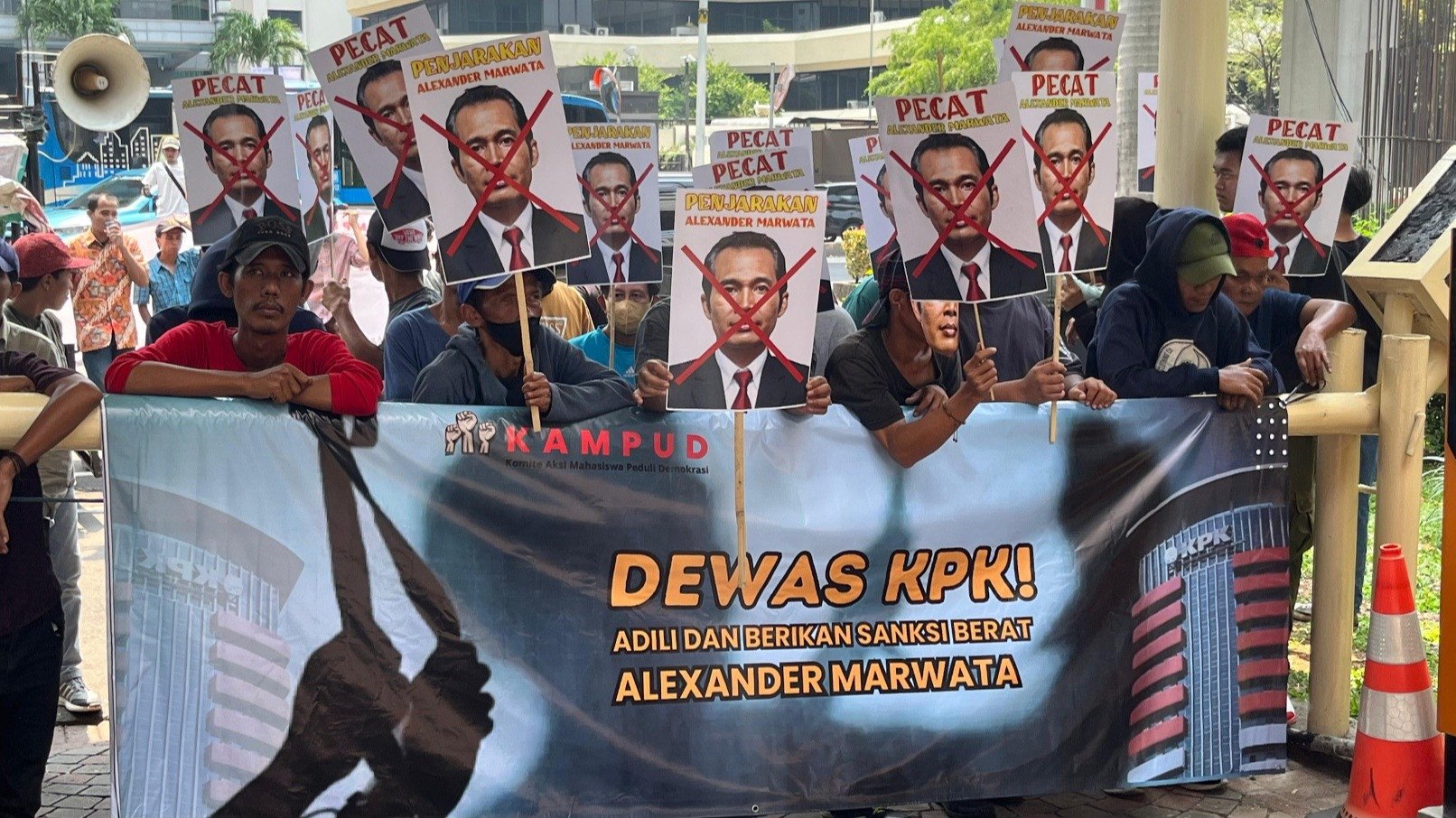 Dewas KPK Didesak Segera Tuntaskan Dugaan Kasus Pelanggaran Etik Alexander Marwata
            - galeri foto