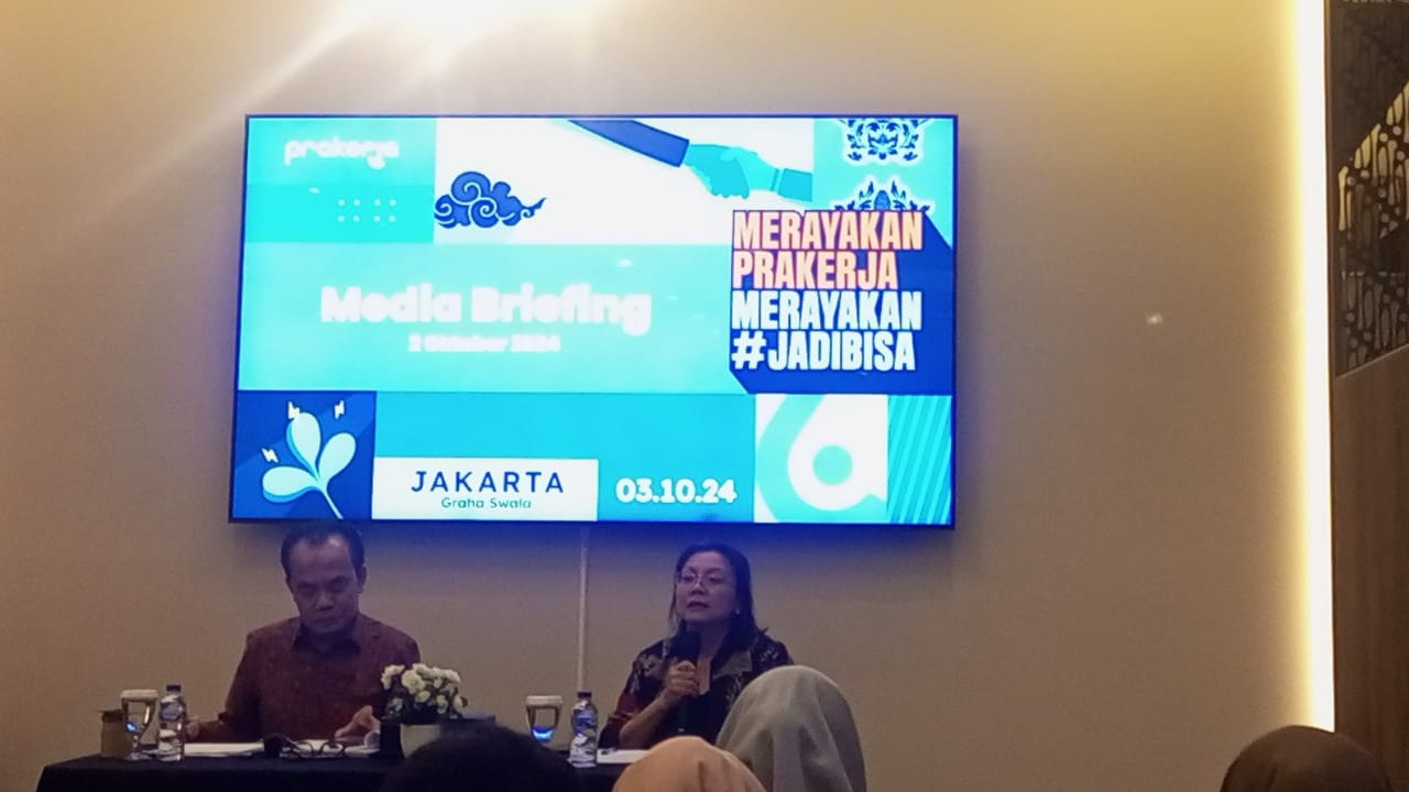 Sekretaris Kemenko Perekonomian Susiwijono Moegiarso dan Direktur Eksekutif Prakerja Deni Puspa Purbasari dalam Media Briefing 5 Tahun Prakerja di Gedung Ali Wardhana, Kemenko Perekonomian, Jakarta Pusat, Rabu (2/10/2024).