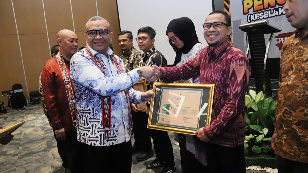 Wamenaker Afriansyah Noor saat Penyerahan Penghargaan K3 Tahun 2024 di Mataram.