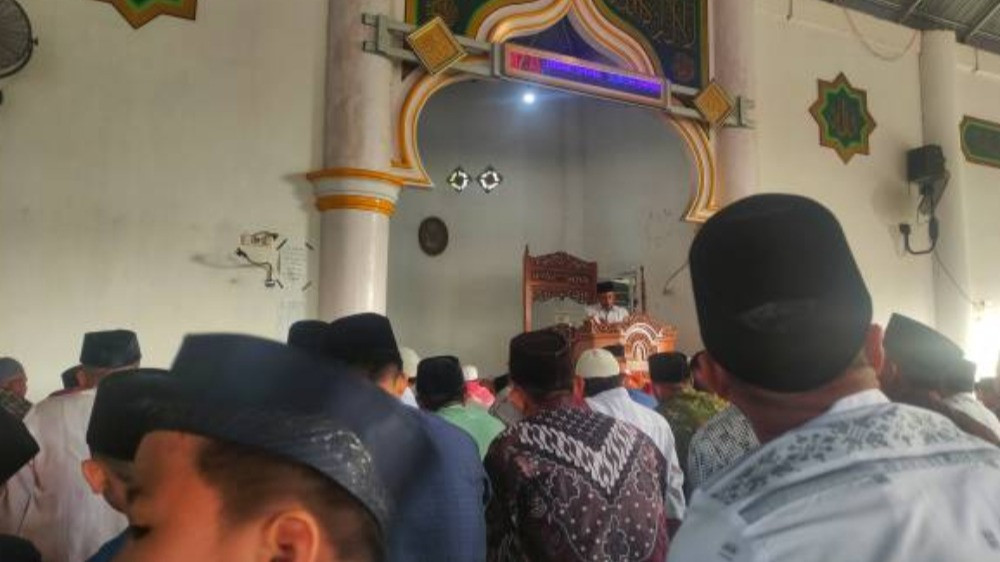 Ilustrasi jemaah shalat Jumat mendengar naskah khutbah Jumat saat khatib berceramah di mimbar masjid