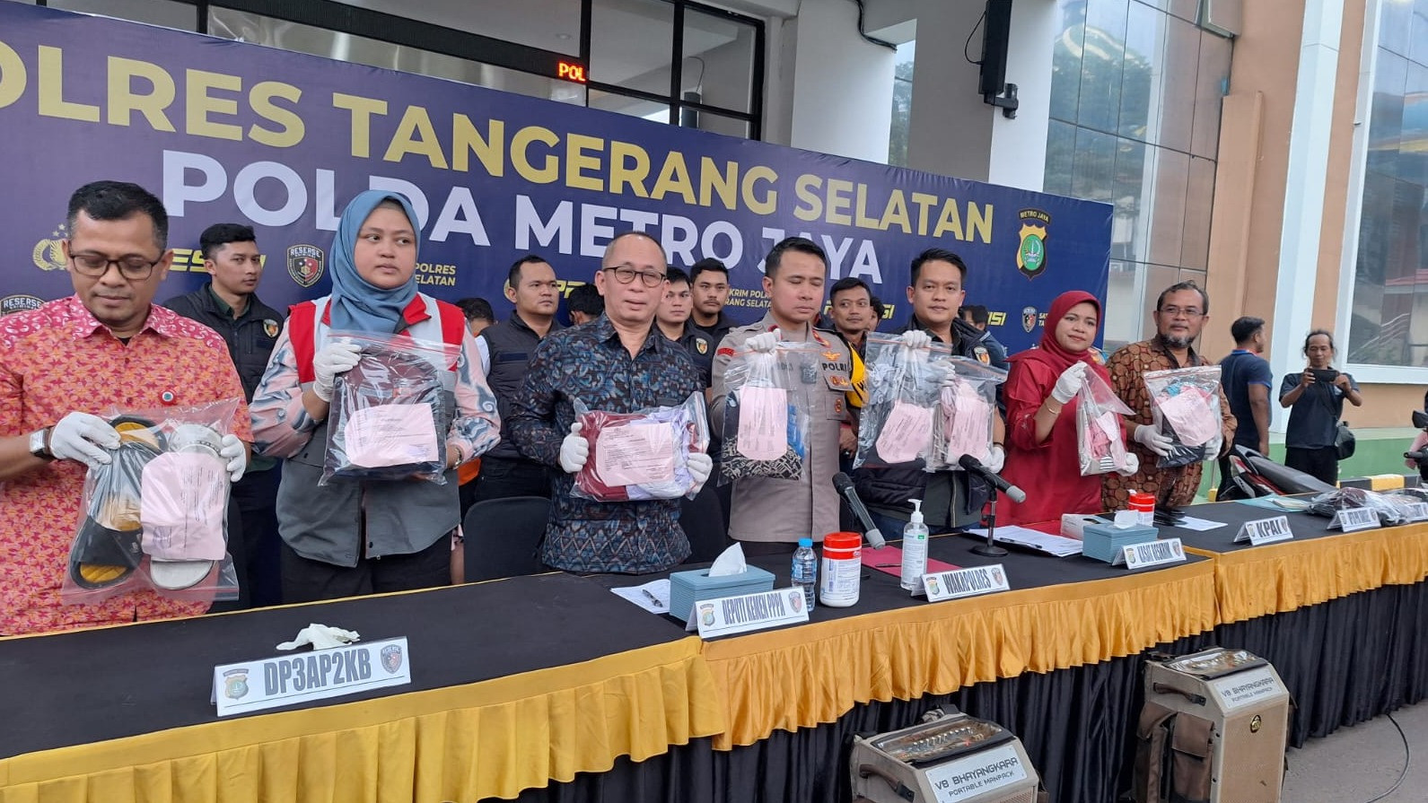 Polres Tangerang Selatan menampilkan sejumlah barang bukti terkait kasus Guru Ngaji cabuli dan setubuhi anak didiknya