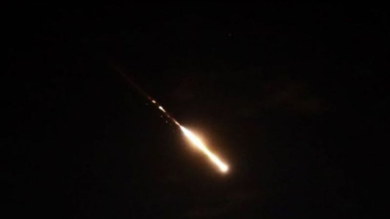 Arsip foto - Suar dari ledakan terlihat di langit Yerusalem ketika sistem anti rudal Iron Dome milik Israel menghalau rudal dan  drone  dari Iran, Minggu (14/4/2024).