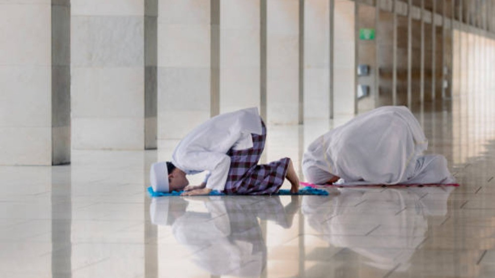 Orang Islam tapi Tak Pernah Shalat sampai Usia Tua Selama di Kehidupannya, Syekh Ali Jaber Ingatkan Nasibnya
            - galeri foto