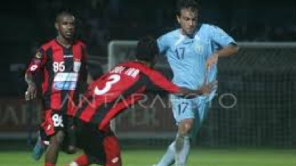 Mantan bek Timnas Indonesia, Erol Iba berusaha menghadang pemain Persela Lamongan saat membela Persipura Jayapura