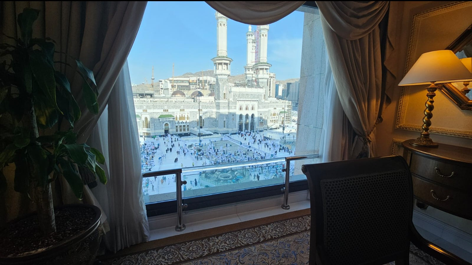 Lokasi kamar di Hotel Dar Al Tawhid Intercontinental yang langsung menghadap Masjidil Haram.