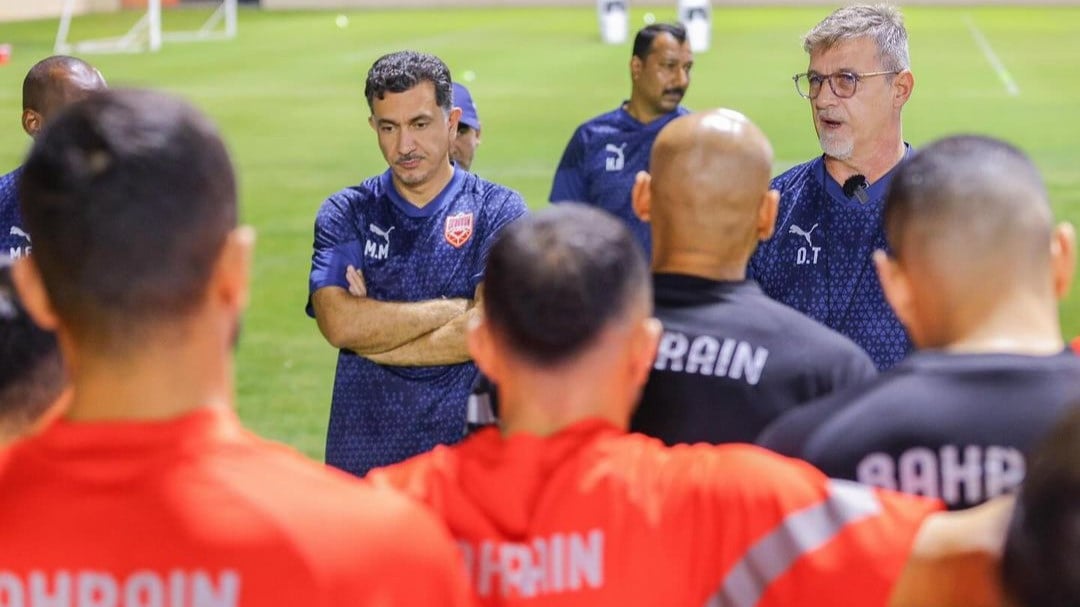 Pelatih Bahrain, Dragan Talajic saat Memimpin Latihan