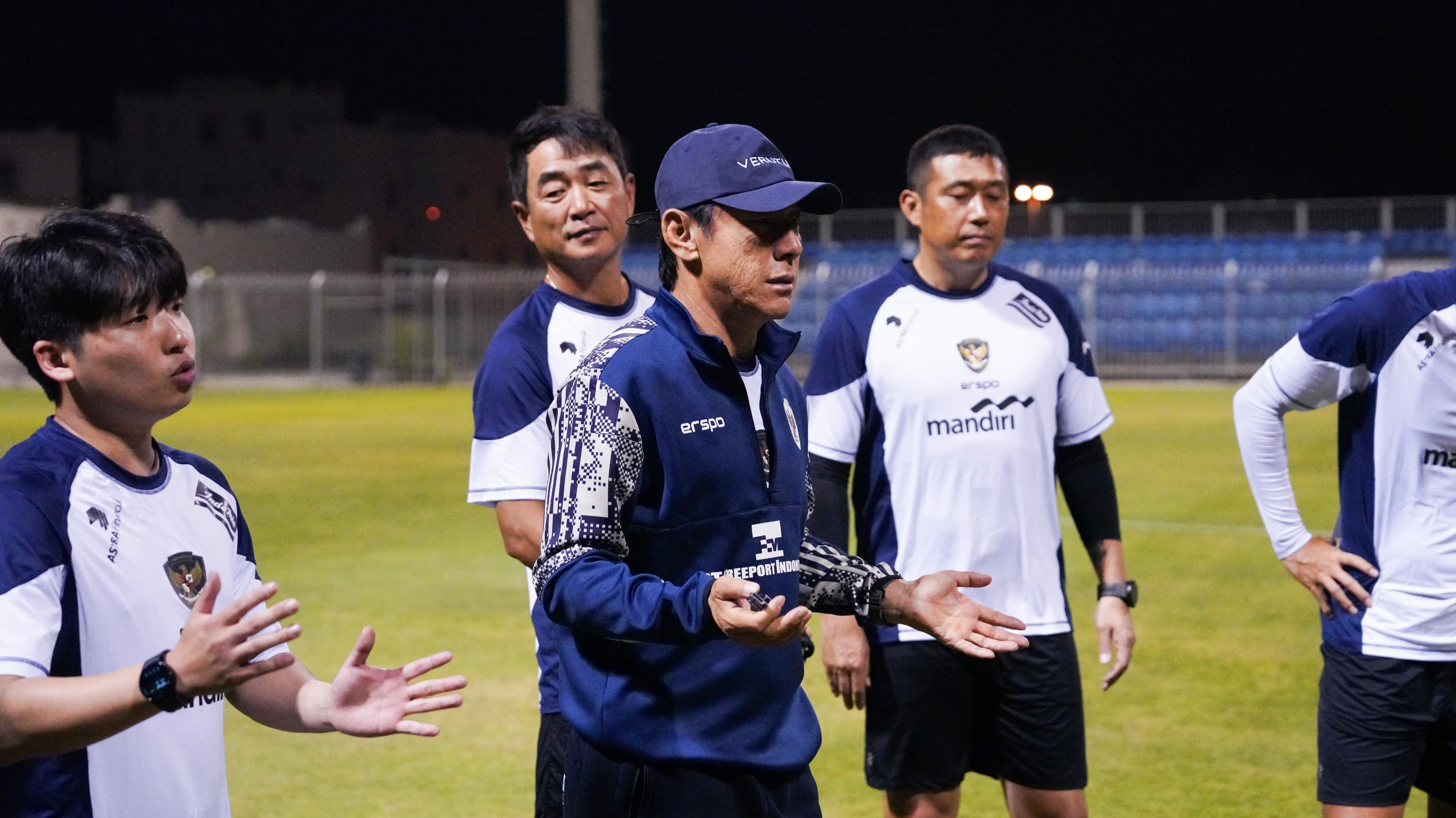 Pelatih Timnas Indonesia, Shin Tae-yong saat Memimpin Latihan