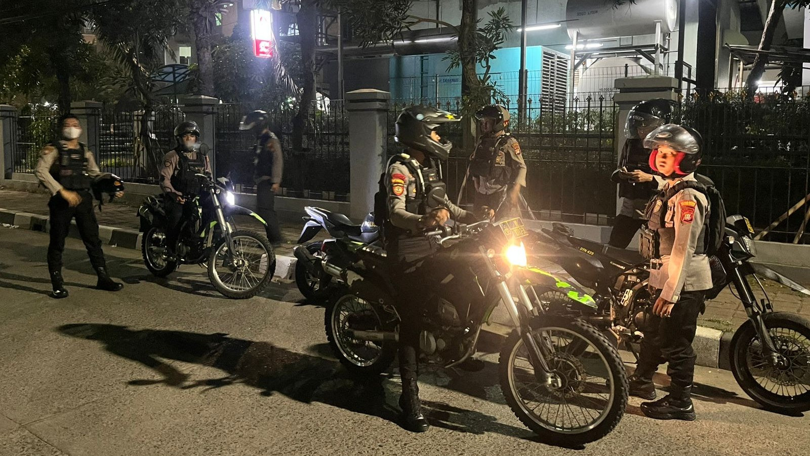 Tim Patroli Perintis Presisi Polres Metro Jakarta Barat amankan delapan remaja yang didapati membawa senjata tajam diduga hendak tawuran di wilayah Pintu Air Cengkareng Timur, Jakarta Barat.