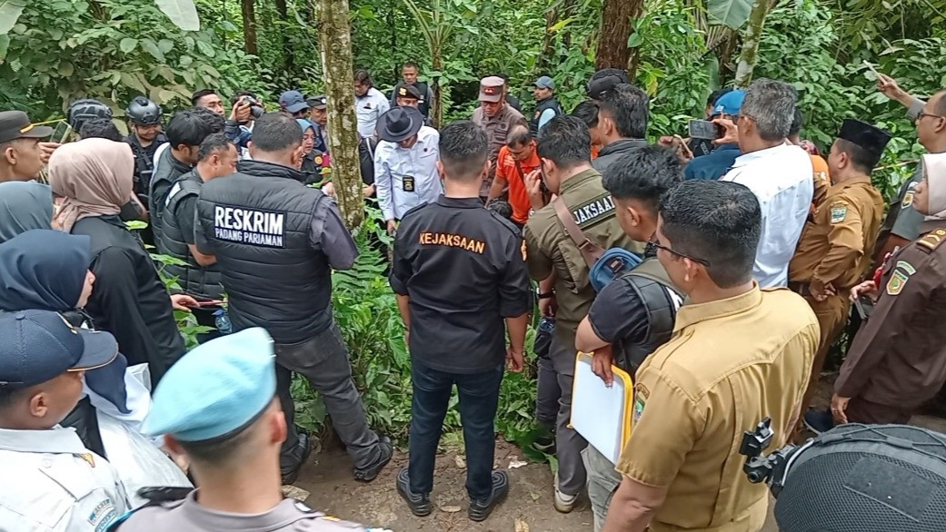 Suasana rekonstruksi pembunuhan gadis penjual gorengan Nia Kurnia Sari, di Padang Pariaman, Senin (7/10/2024).