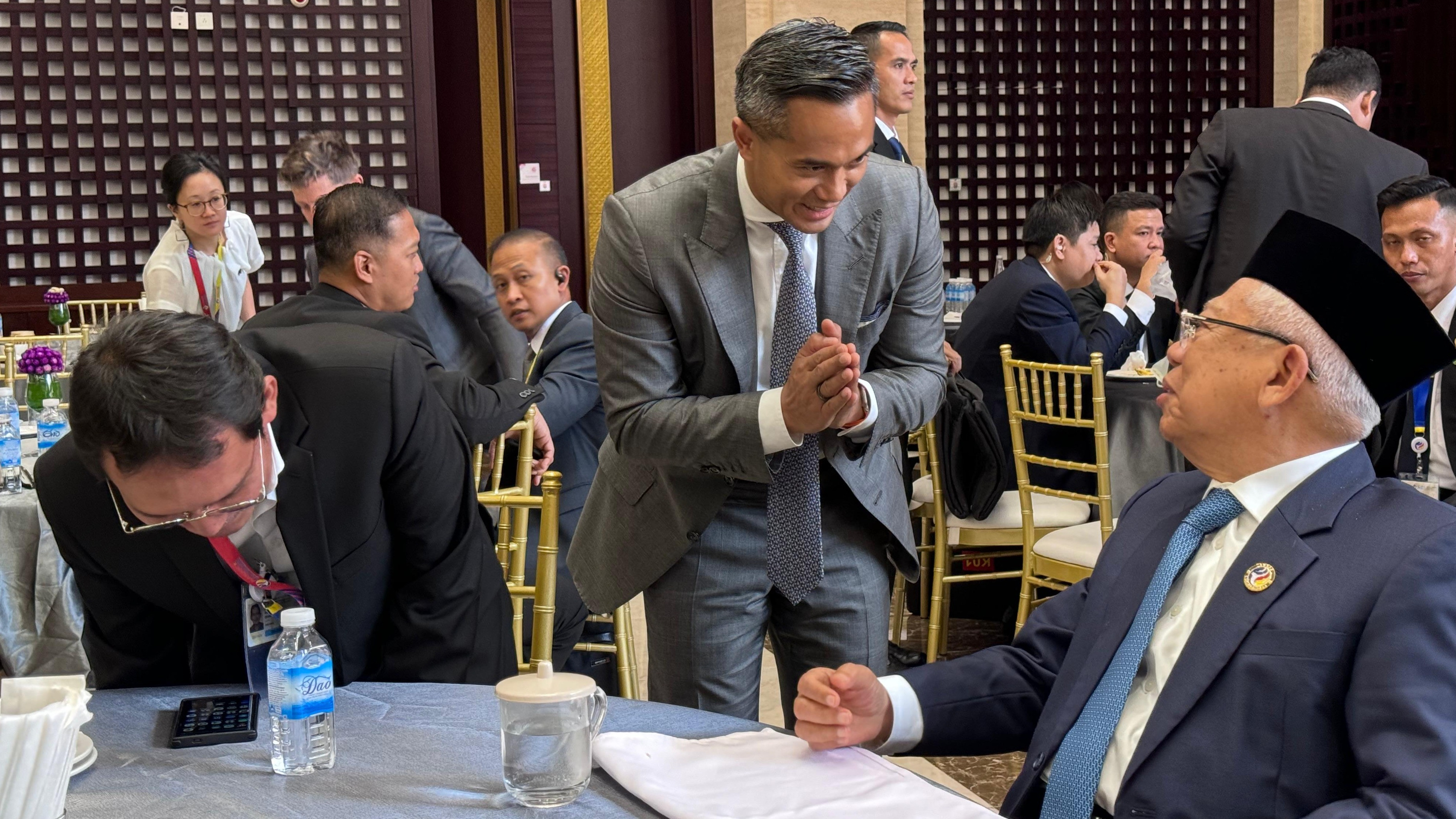 Anindya Bakrie bertemu dengan Wapres Ma ruf Amin di sela ASEAN Summit di National Convention Centre di Vientiane, Lao PDR 2024.