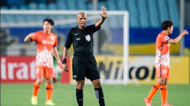 Wasit Full Senyum, Ini Daftar Dosa Ahmed Abu Bakar Al Kaf yang Sahkan Gol Telah Bahrain ke Gawang Timnas Indonesia