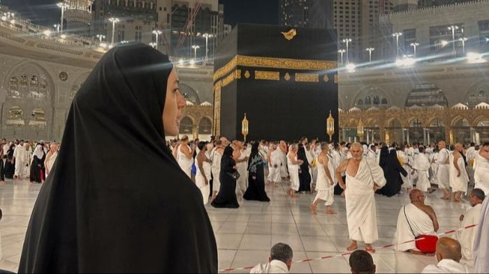 Paula Verhoeven saat melakukan ibadah umrah