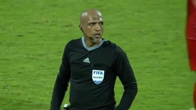 Wasit asal Oman, AHmed Al Kaf yang memimpin laga Bahrain vs Timnas Indonesia.