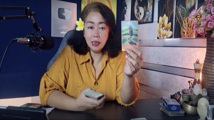 Jeng Nimas saat membacakan kartu tarot untuk sarwendah