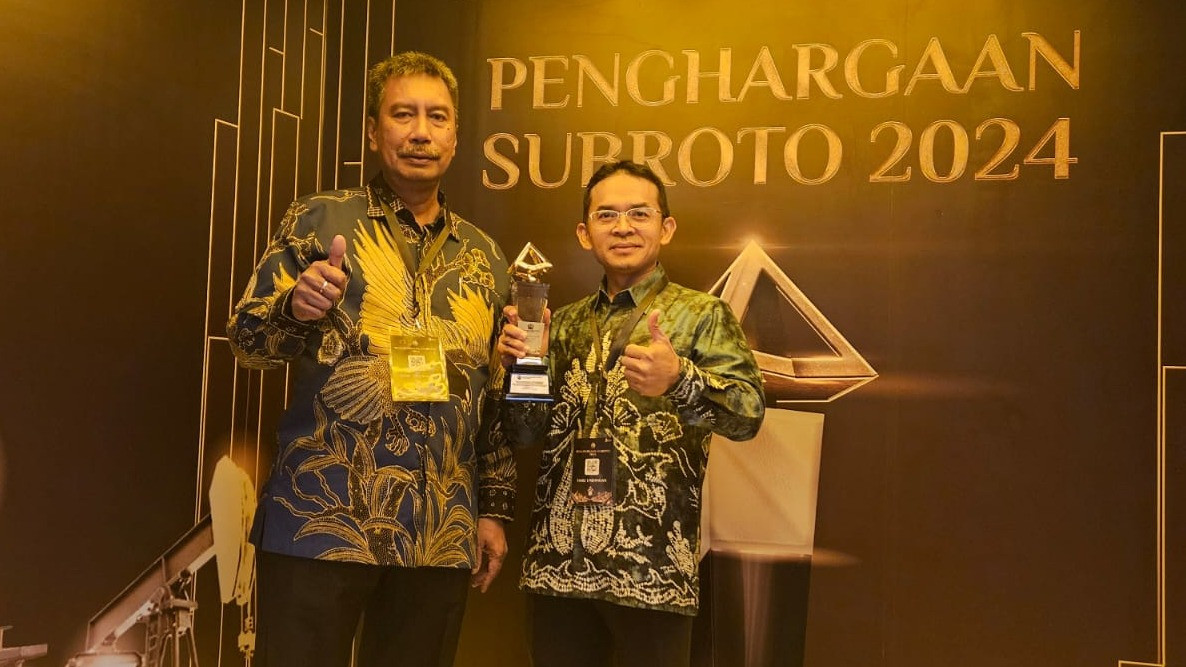 CEO PT Arutmin Indonesia, Ido Hutabarat, mewakili perusahaan meneriima Subroto Award 2024 dari Kementerian ESDM.