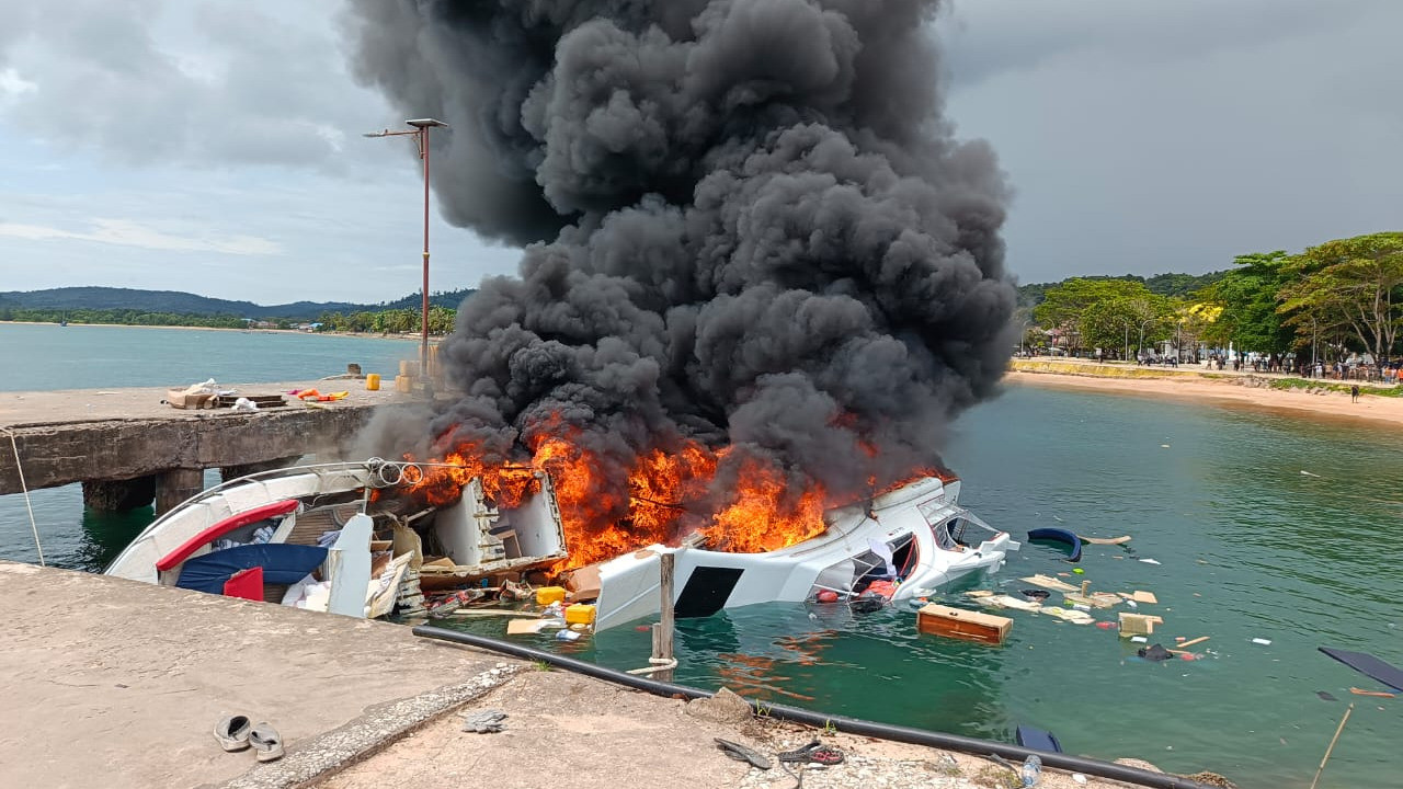 Speedboat milik Cagub Beny Laos ludes terbakar di Pelabuhan Bobong