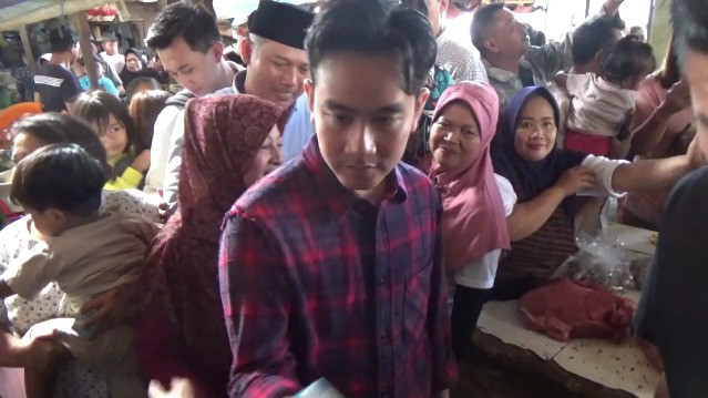 Wakil Presiden (Wapres) RI terpilih, Gibran Rakabuming Raka, blusukan ke Pasar Ampel, Boyolali, Jawa Tengah, Minggu (13/10/2024).