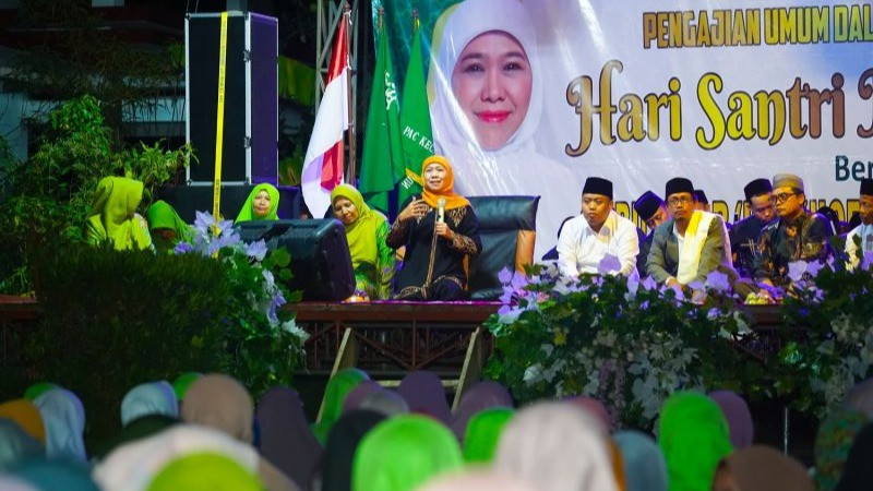 Calon Gubernur Jawa Timur Khofifah Indar Parawansa berada di acara Hari Santri Nasional di Blitar, Jawa Timur