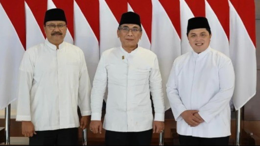 Ketua Umum PSSI, Erick Thohir (kanan) bersama Ketua Umum PBNU KH Yahya Cholil Staquf alias Gus Yahya (tengah) dan Sekretaris Jenderal PBNU H Saifullah Yusuf (kiri)