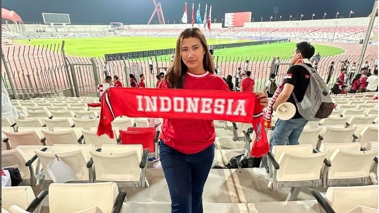 Sosok Rava Noviena alias Novi Irnawati seorang supoter Timnas Indonesia di Bahrain