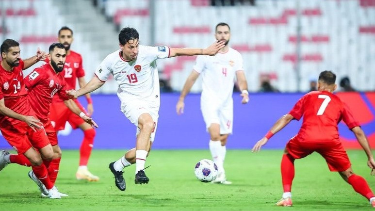 Pemain Timnas Indonesia, Thom Haye saat berhadapan dengan pemain Timnas Bahrain.