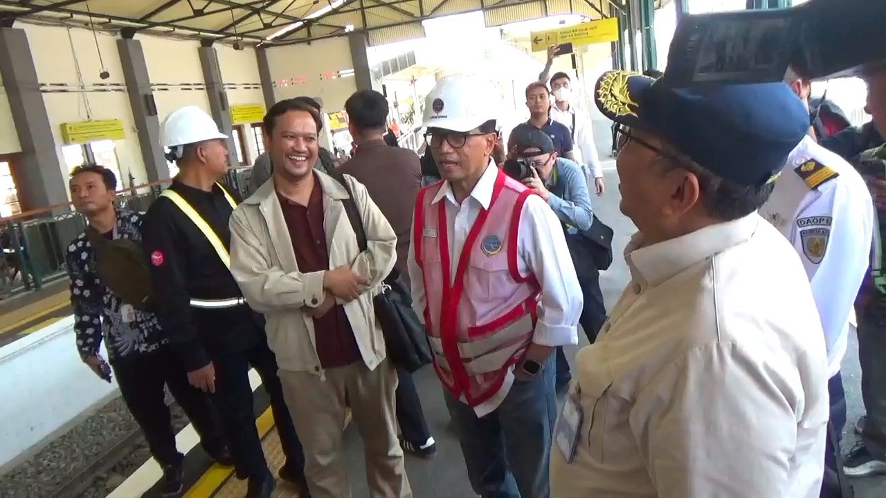 Menhub Budi Karya Sumadi meninjau proyek beautifikasi Stasiun Klaten, Jawa Tengah.