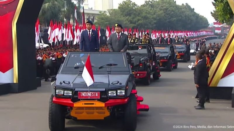 Presiden Joko Widodo dan Menteri Pertahanan Prabowo Subianto diarak menggunakan kendaraan taktis Maung Pindad saat menuju Lapangan Hitam, Mako Kelapa Dua, Depok, Jawa Barat, Senin (14/10/2024)