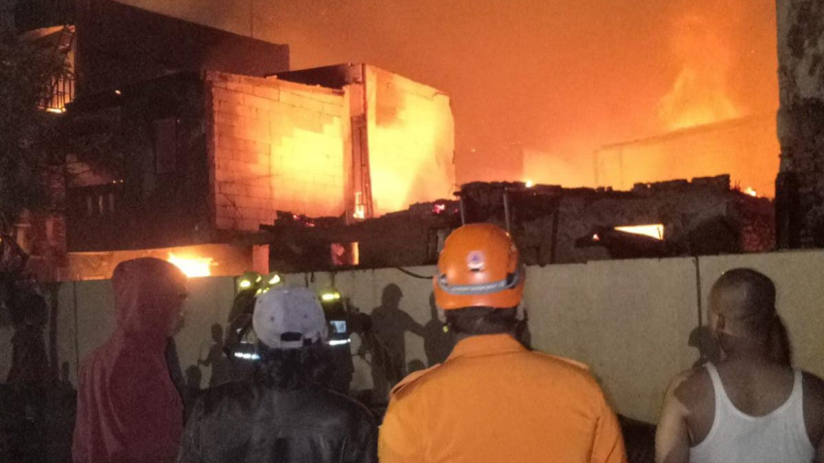 kebakaran melanda puluhan rumah tinggal di Jalan Kali anyar IV  RT.11 RW.02,  Kelurahan Kali anyar, Kecamatan Tambora, Jakarta Barat, pada Selasa (15/10/2024) hari ini.