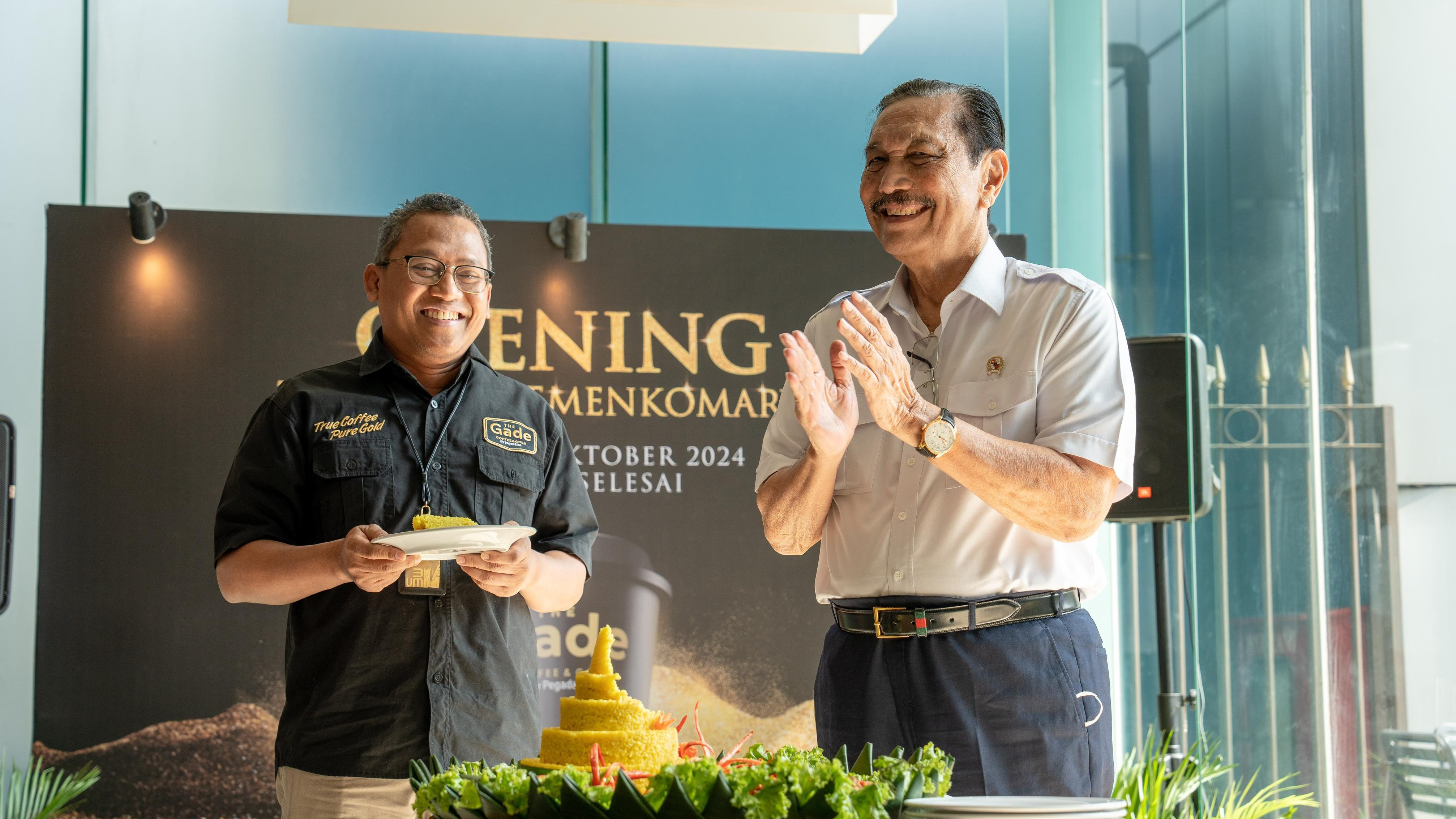 Momen Luhut Binsar Pandjaitan hadir dalam peresmian gerai ke-43 The Gade Coffee and Gold dari Pegadaian.