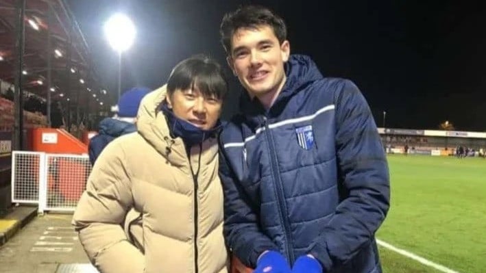 Foto Shin tae-yong dan Elkan Baggott