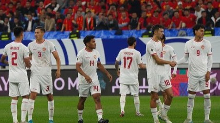 Para pemain Timnas Indonesia seusai melawan China.