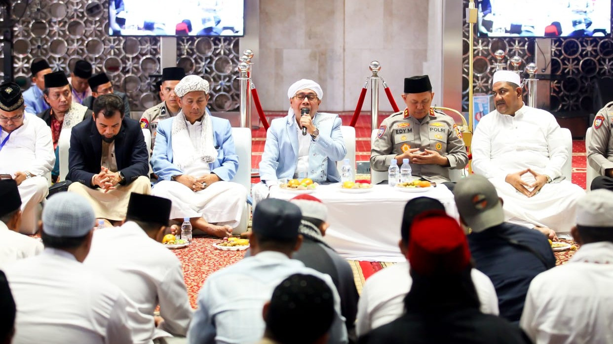 KH. Misbahul Munir Kholil, Pimpin Dzikir Akbar dan Doa Keselamatan untuk Prabowo-Gibran, di Masjid Istiqal, Jakarta Pusat, Jumat (18/10/2024)